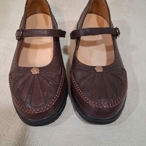 Women’s Mary Jane Leather Flats in Brown with Floral Accent Size 10 XW
